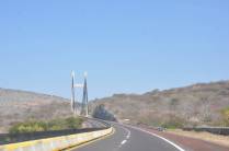 A moderna (e cara!) estrada que liga Acapulco à capital, no México